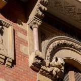 ...un edificio che colpisce per il bestiario medievale che ne anima le facciate e per l�abbondanza di richiami esoterici